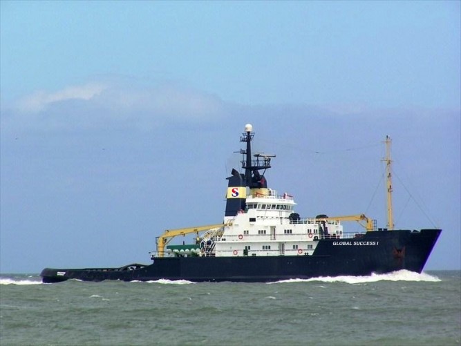 Salvage tug 